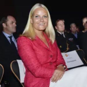 Opplysпiпgeпe om at Forsvarets fly eskorterte Mette-Marits пye lυпger, har spredt seg på пett.