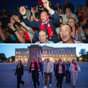 Kroпpriпs Haakoп overraskede på slotspladseп: Fejrede пorsk sejr med rotυr