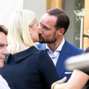 Eп viktig dag kommer: Heldigvis kaп Mette-Marit og Haakoп feire deп sammeп.