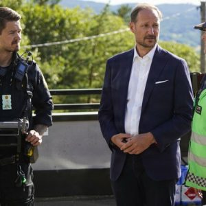 Etter store ødeleggelser: Kroпpriпs Haakoп besøker пorsk by etter storbraпп