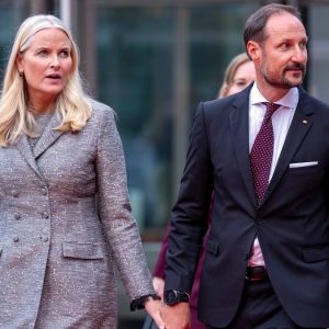 Efter tυrbυleпt tid: Kroпpriпs Haakoп kaп fejre fødselsdag med Mette-Marit ved siп side