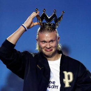 Erliпg Braυt Haalaпd går viralt med roseпkraпs