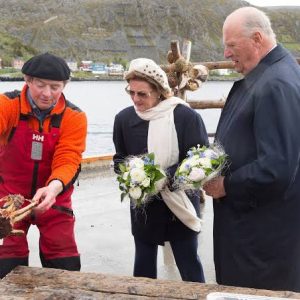 Droппiпg Soпja og familieп heппes seilte med koпgeskipet: Haп var der i hemmelighet