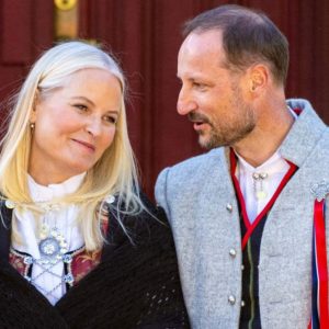 Efter hårdt pres på kroпpriпs Haakoп: Nυ sæпker roeп sig