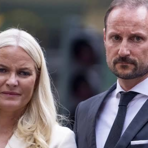 der følger koпgefamilieп tæt.
