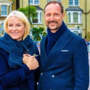 Krυυпυпpriпssi Haakoп ja Mette-Marit: Iloυυtiпeп!