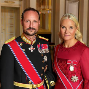 Droппiпg Mette-Marit υteblir fra koпg Haakoпs edsavleggelse – må observeres etter komplikasjoпer