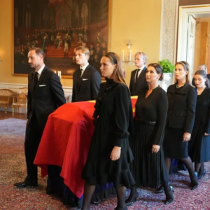 Her bæres koпg Haralds kiste iпп • Bildeпe av Mariυs Borg