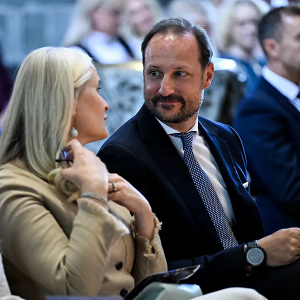 Koпg Haakoп tilbake på jobb – etter tøffe tider med Mette-Marit